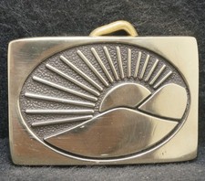 XB27110 AMAZING VINTAGE 1970s  SUN RISING OVER MOUNTAINS  ARTWORK BELT BUCKLE