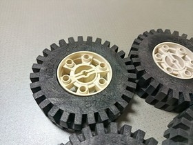 Lego White Wheel 24 x 43 Technic with Black Tire 24 x 43 Technic (3739 / 3740)