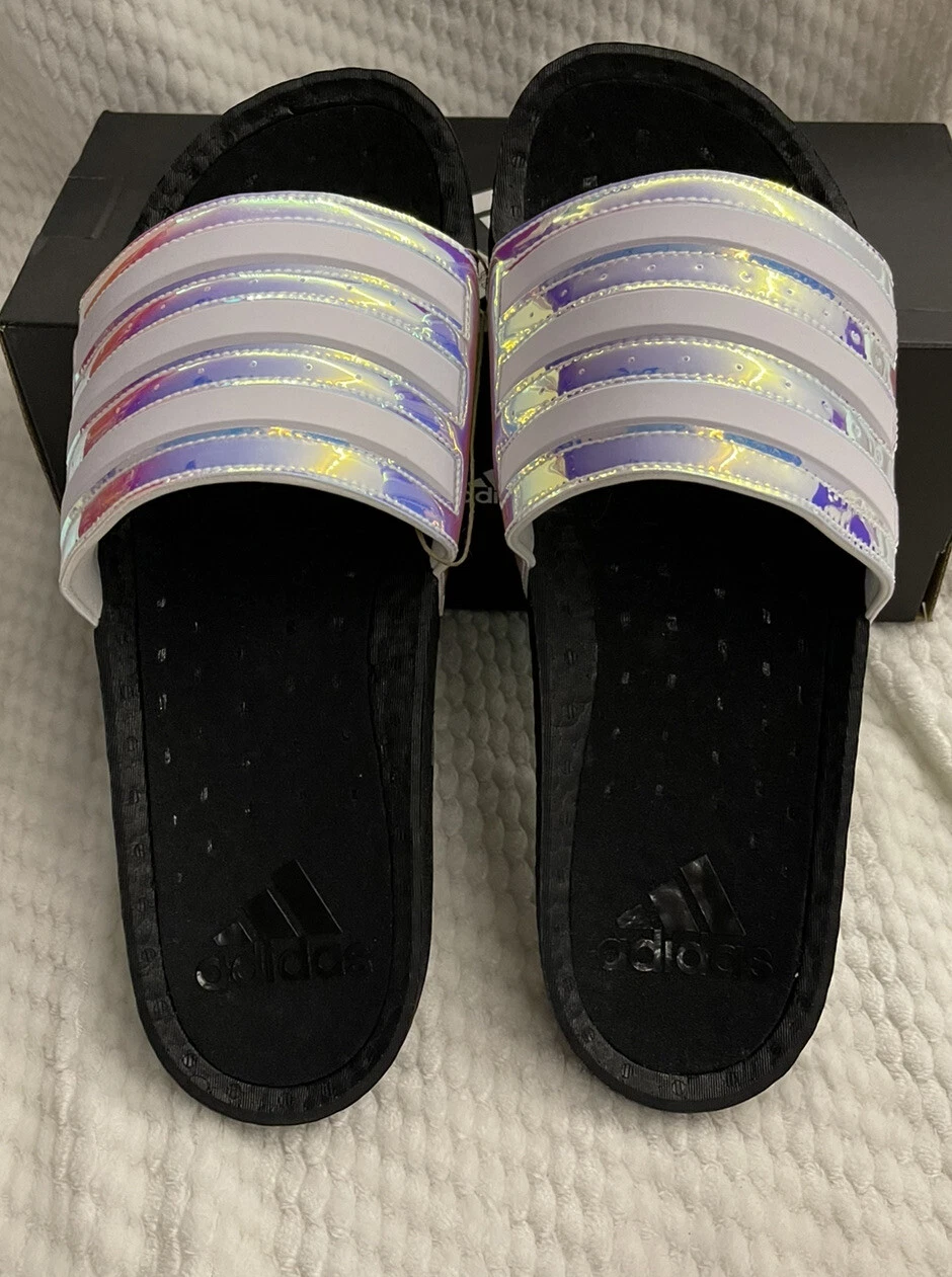 Sandali unisex taglia 12 adidas Adilette Boost slide cangianti bianchi neri FZ2565