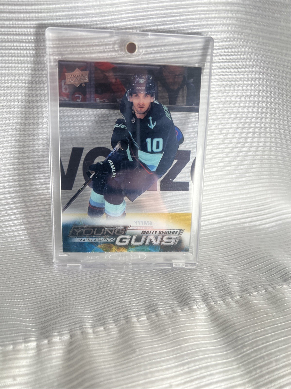 2022-23 Upper Deck Series 1 - Young Guns Matty Beniers #213 Clear Cut (RC)