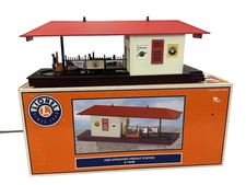 Modern 6-14236 Lionel 356 Lighted Operating Freight Station w/ Two Carts