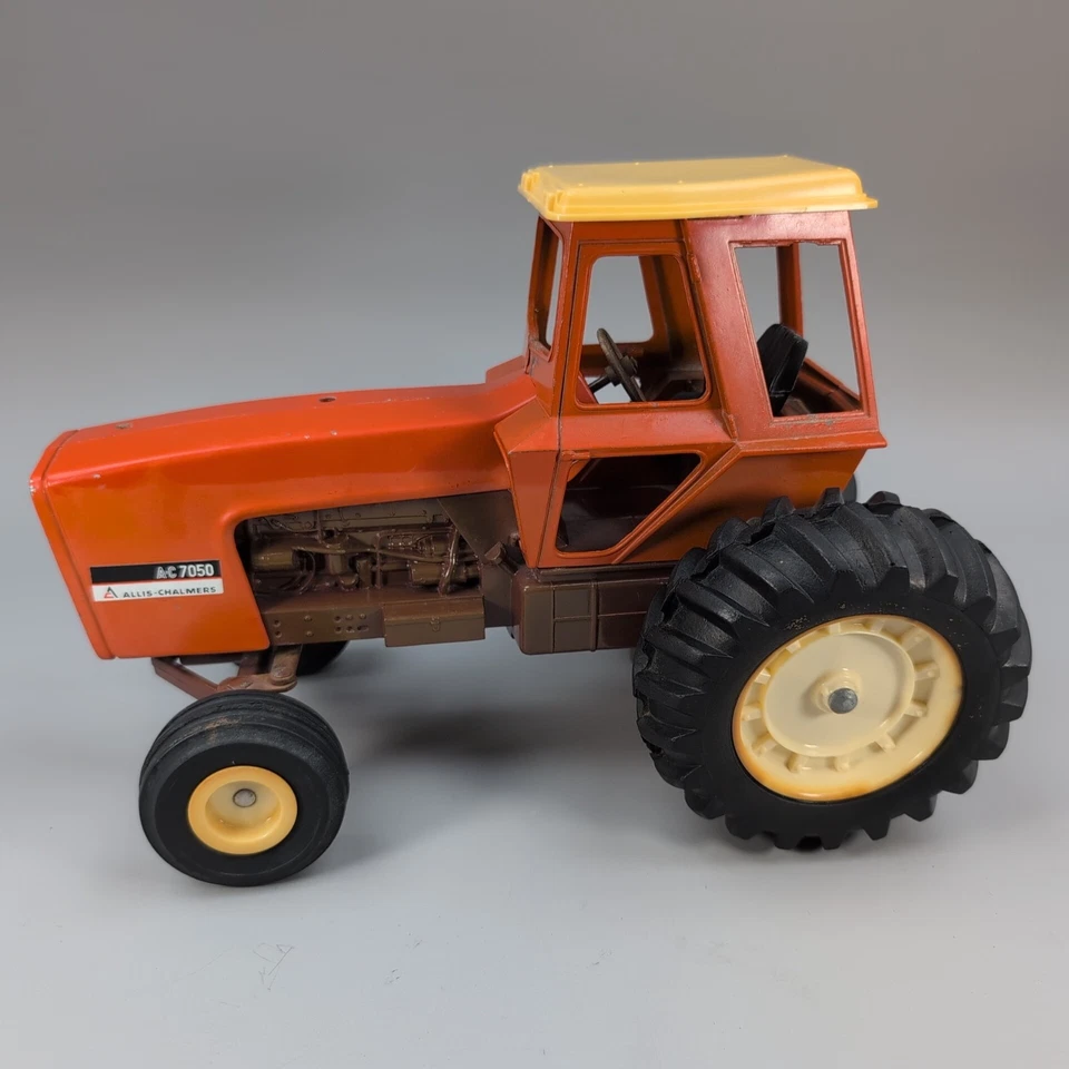 Vintage Allis-Chalmers AC 7050 1/16 Scale Die-Cast Tractor Replica Maroon Belly - Image 2 of 4