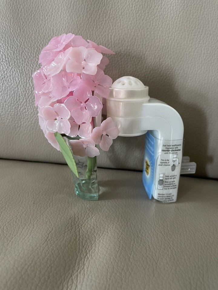 NWT** Bath & Body Works Rare Pink Hydrangea Wallflower Light Up Plug In