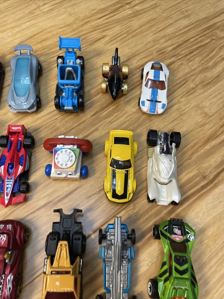 Lote de 30+ Coches Escala 1:64 Hot Wheels Matchbox Superman Fisher Price Shark Bus Foto 4 de 4