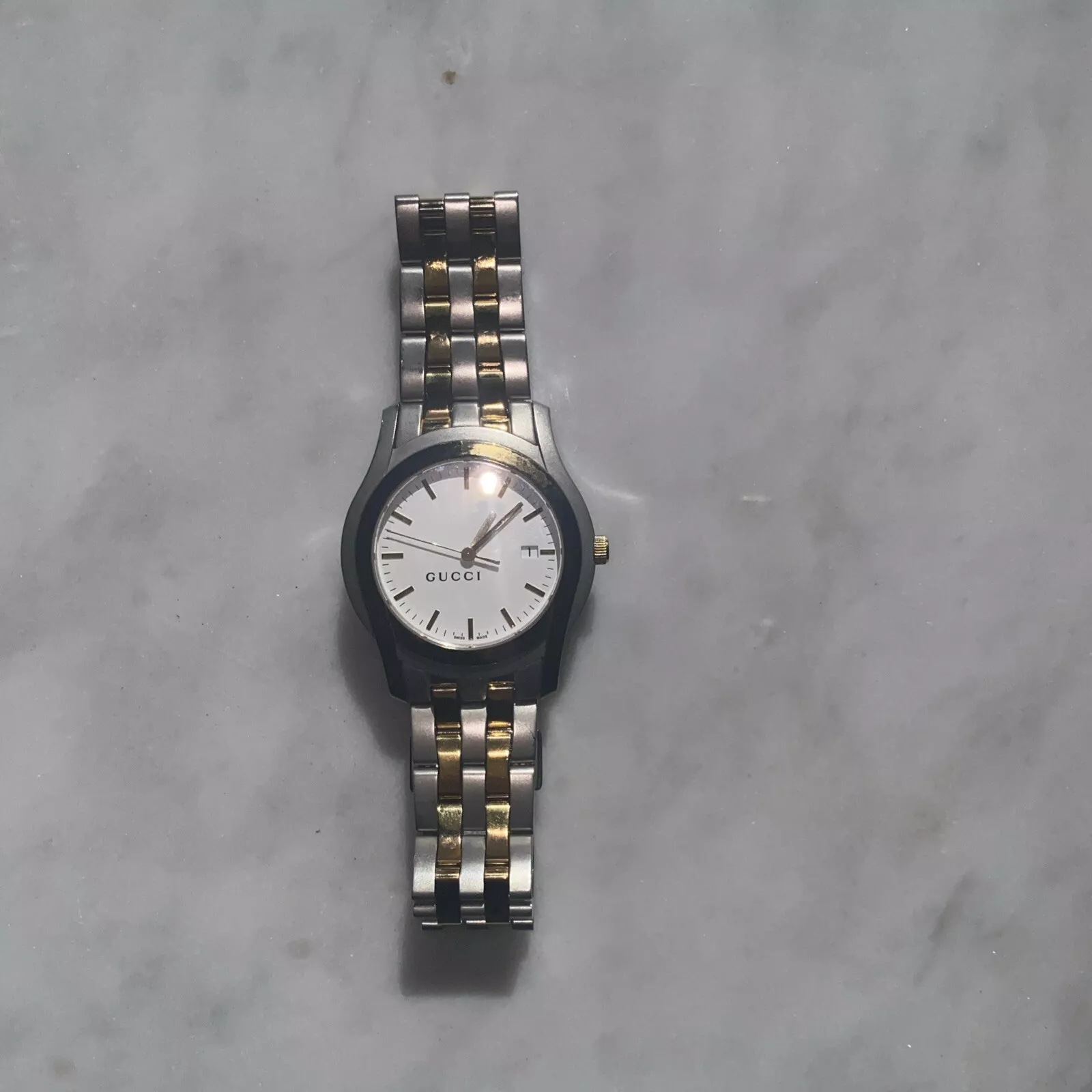 Montre homme Gucci série 5505 cadran blanc bicolore YA055214 (PDSF )