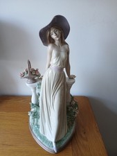 Lladro Time For Reflection Porcelain Figurine