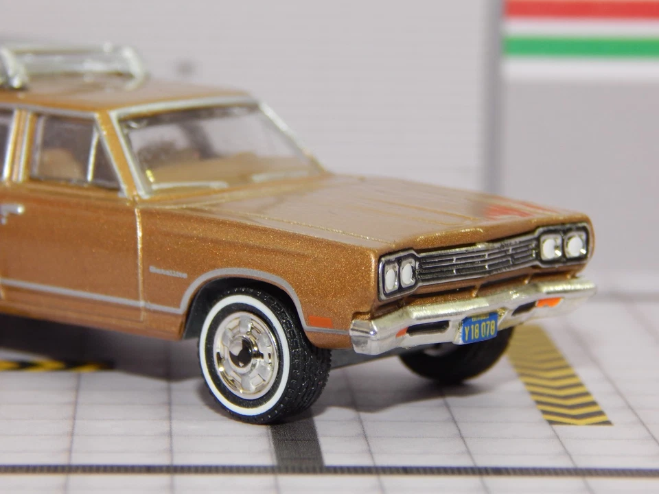 Plymouth Satellite Station Beach Wagon 1968 dorado WW RR 1/64 diorama réplica como nuevo Foto 3 de 4