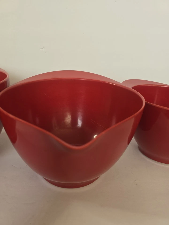 Juego de 3 cuencos mezcladores Williams Sonoma rojos anidados con boquilla para hornear y cocinar Foto 3 de 4