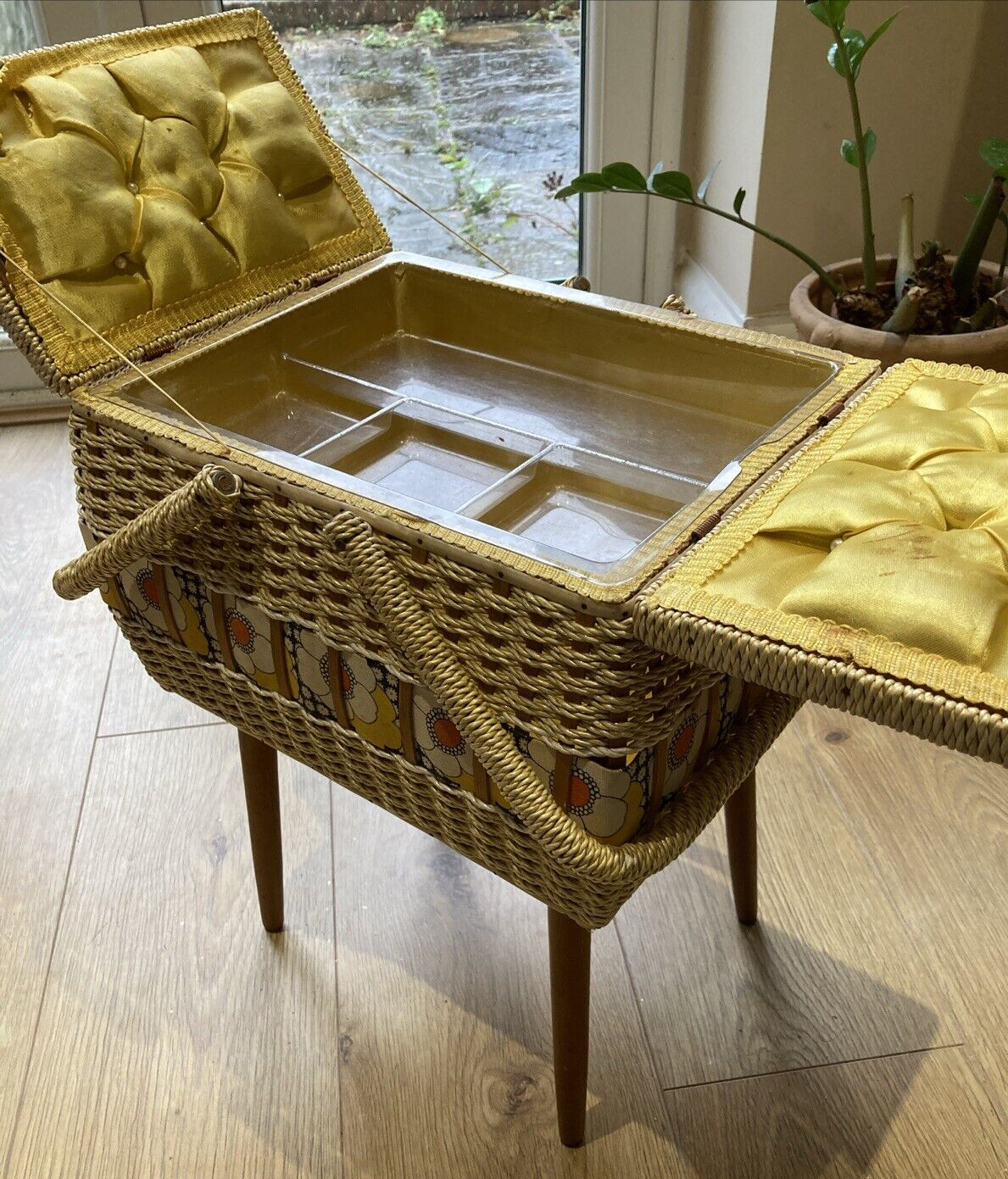 Rare Vintage Retro Late 1960s/1970s Fabric/Wicker Weave Sewing Box 15