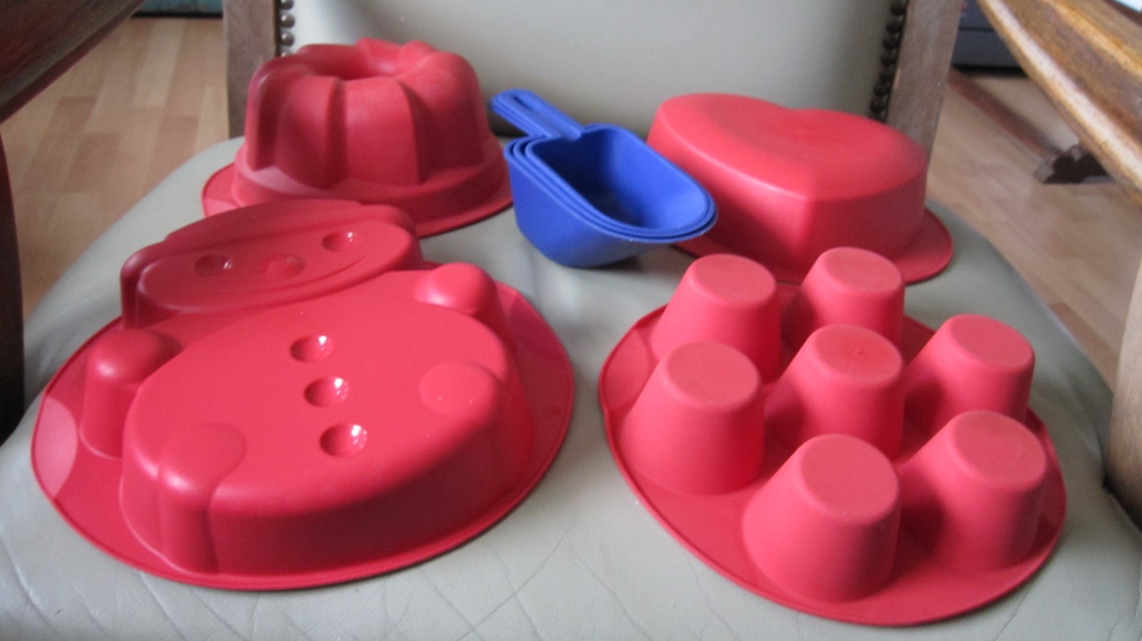 Tupperware 4 Backformen Silikon und 3 Schütten - Herz - Schneemann - Rodonform