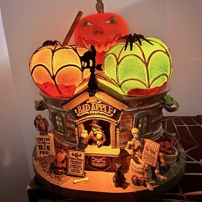 BAD APPLE SHOP Lemax Spooky Town Lighted Building Halloween 15728 NIB