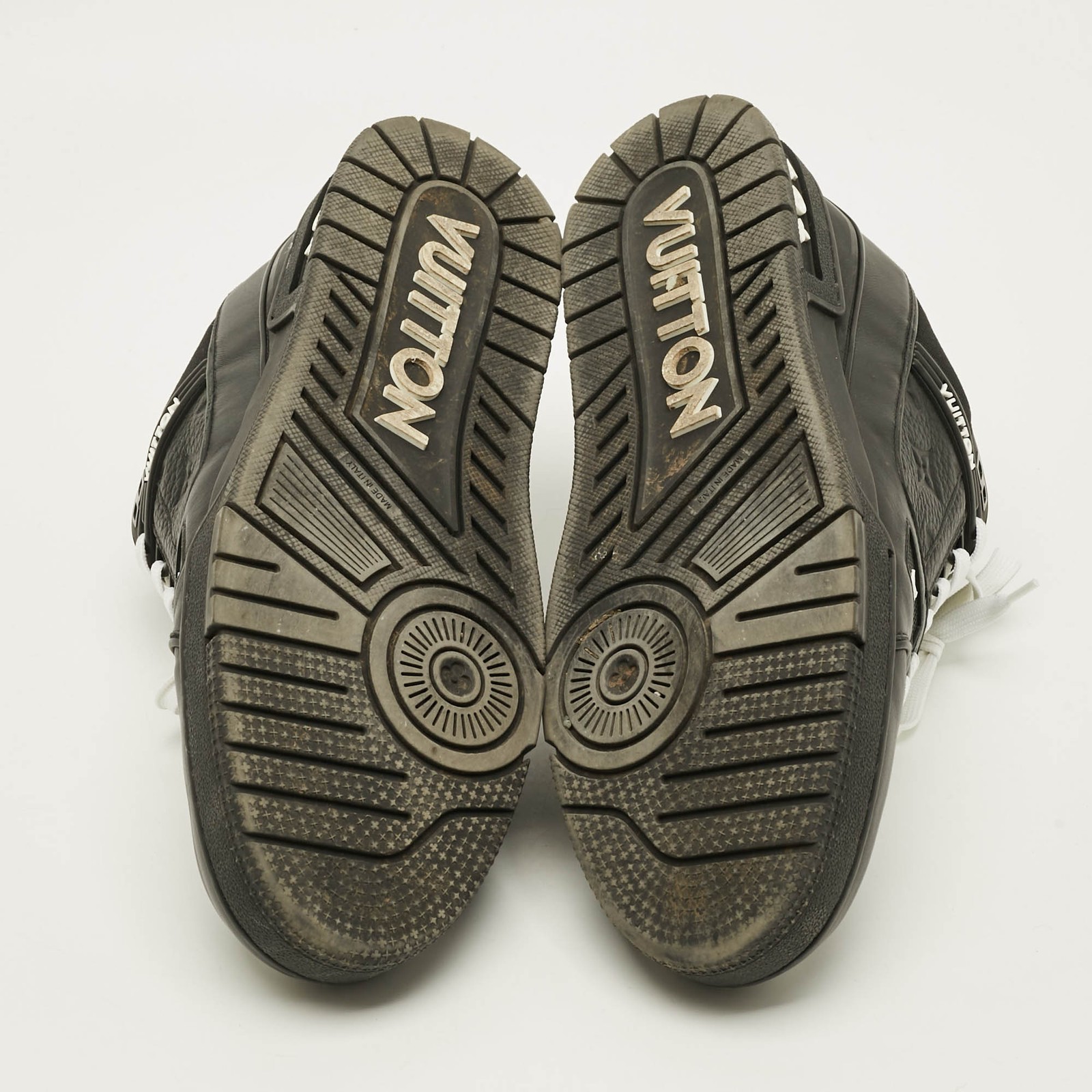 Louis Vuitton LV Trainer Size 44 Black Leather and Suede Lace Up Sneakers thumbnail 6