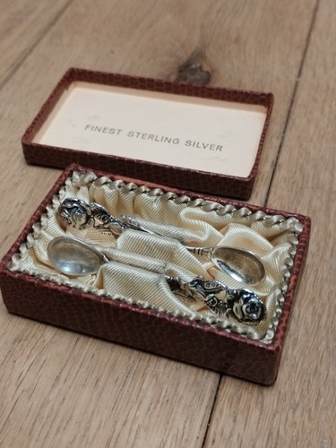 Beautiful Boxed Pair Of Antique Sterling Silver Salt Spoons Rose Design - Picture 9 of 10