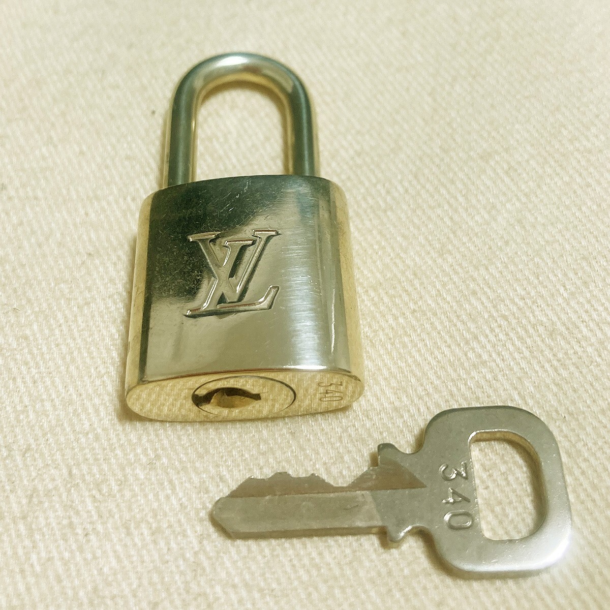 その他 m.m LOUIS VUITTON LV 10 SET PADLOCK KEY BAG CHARM CADENA GOLD PLATED