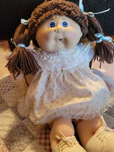 Vintage 1985 Cabbage Patch White Girl Doll w  Brown Hair. CP Outfit. Shoes