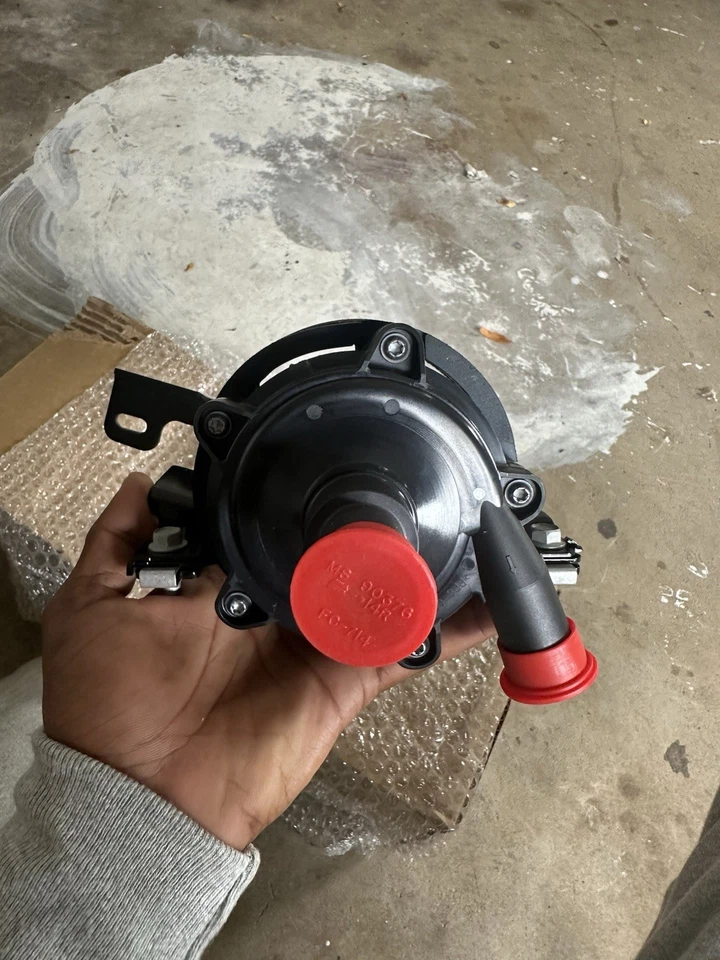 Bomba de refrigerante intercooler Cadillac CTS 2014-2019 OEM 22979623 Foto 3 de 3