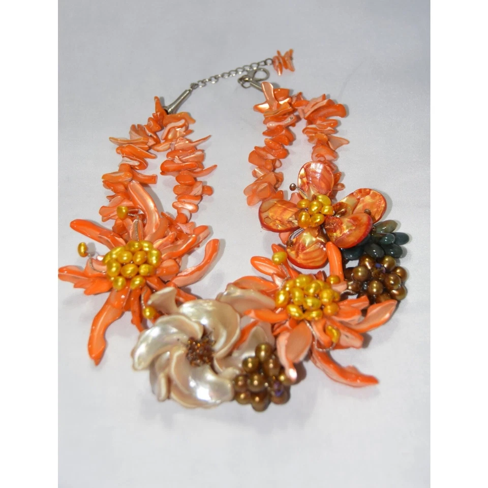 Collar y pendientes a juego naturales de perlas y flores concha de agua dulce Foto 3 de 4