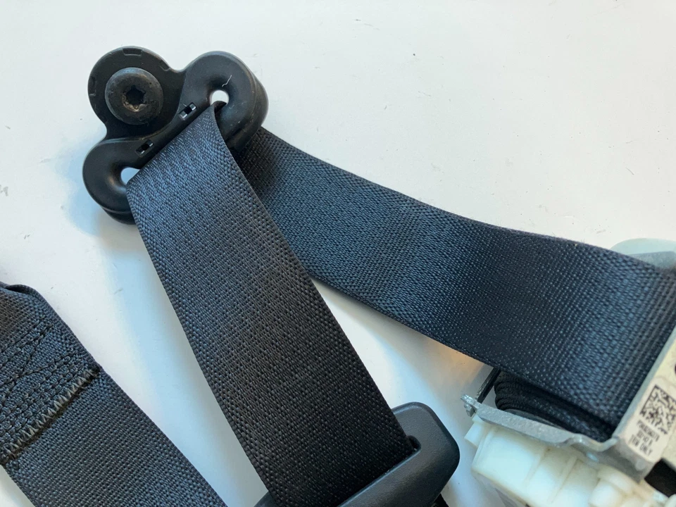 Retractor de cinturón de seguridad trasero, diestro o derecho 2013-18 Dodge Ram 1500 2500 3500 5KP981X9AC Foto 2 de 4