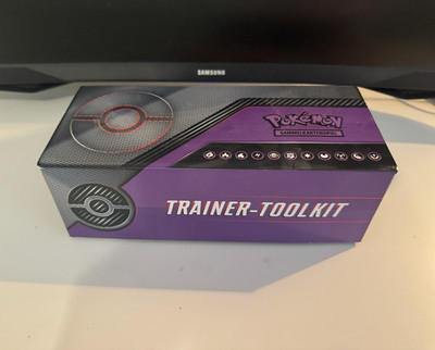 Pokémon Sammelkartenspiel Trainer-Toolkit Box mit Karten Loot & Zubehör
