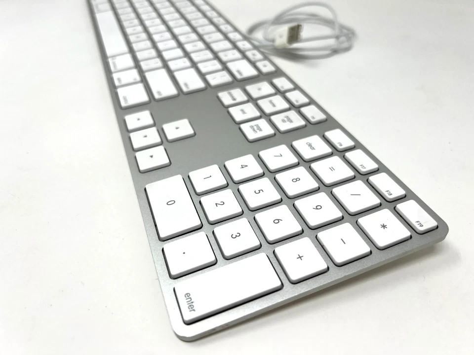 Apple Wired White Aluminum QWERTY Keyboard 10 Key Numeric Keypad A1243 Mac 2 USB - Image 3 of 4