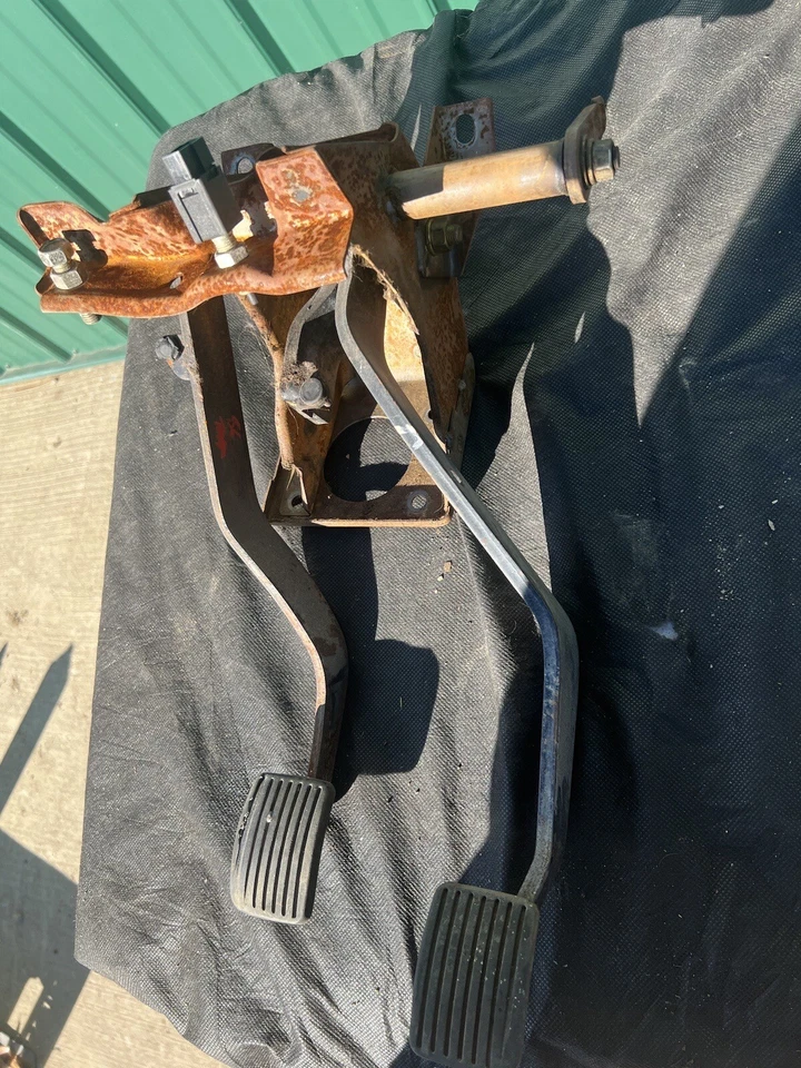 Montaje de pedal de embrague para camión Dodge D50/Mitsubishi Mighty Max OEM 1986 Foto 3 de 4