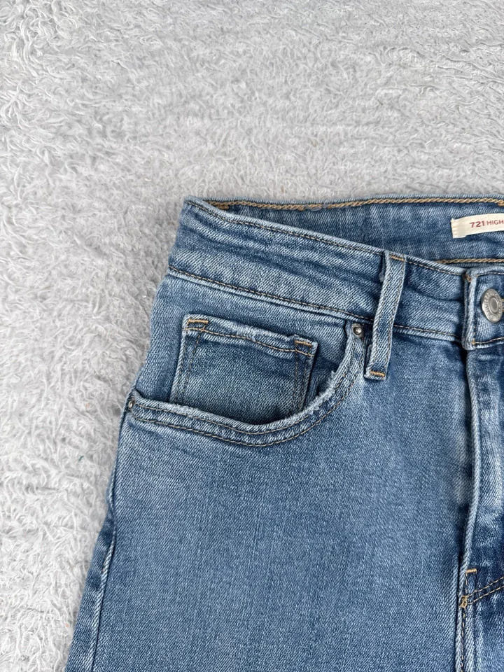 Pantalones Cortos Levis Para Mujer 25 Azul Denim Jean 721 Tiro Alto Corte Mezcla de Algodón 24x4 Foto 4 de 4