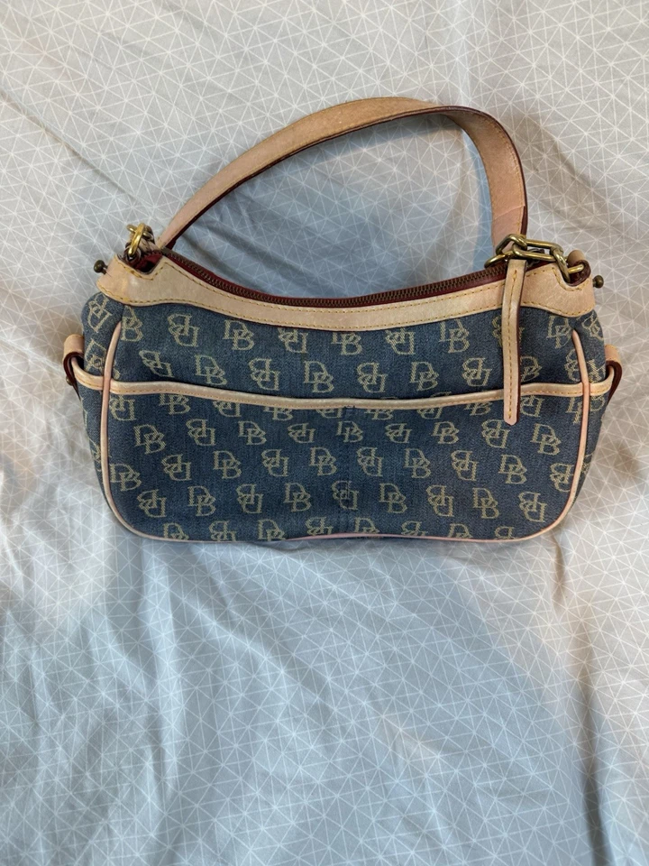 Dooney & Bourke Y2K Azul Denim Banana Doble Bolsillo Hombro, Ribete Cuero Rosa Foto 2 de 4