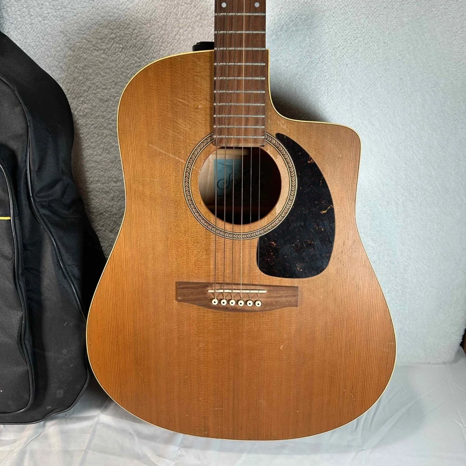 Guitarra acústica Seagull S6 + CW Cedar con estuche tiene daños en la parte inferior Foto 2 de 4