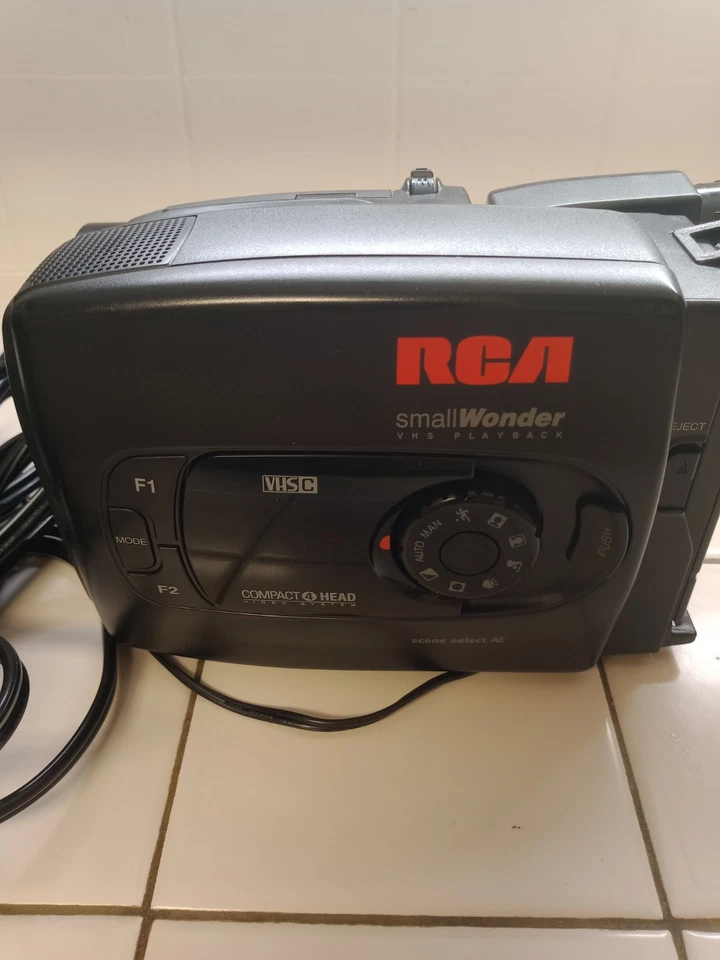 RCA Small Wonder Playback Camcorder CC617 1996 VHS-C Bundle Excellent Condition - Image 2 of 4