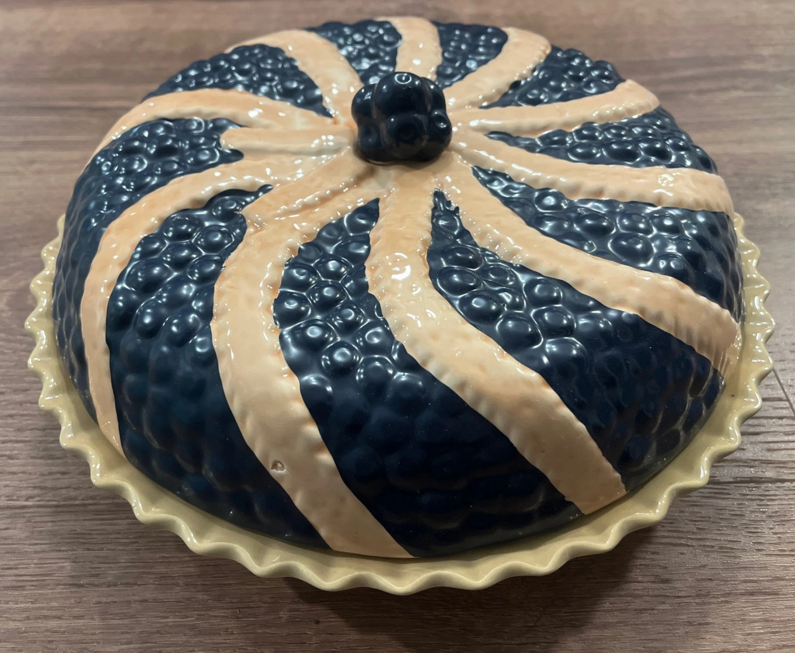 Vintage 11” Ceramic Blueberry Pie Keeper Covered Pie Dish Country Kitchen
Opens in a new window or t