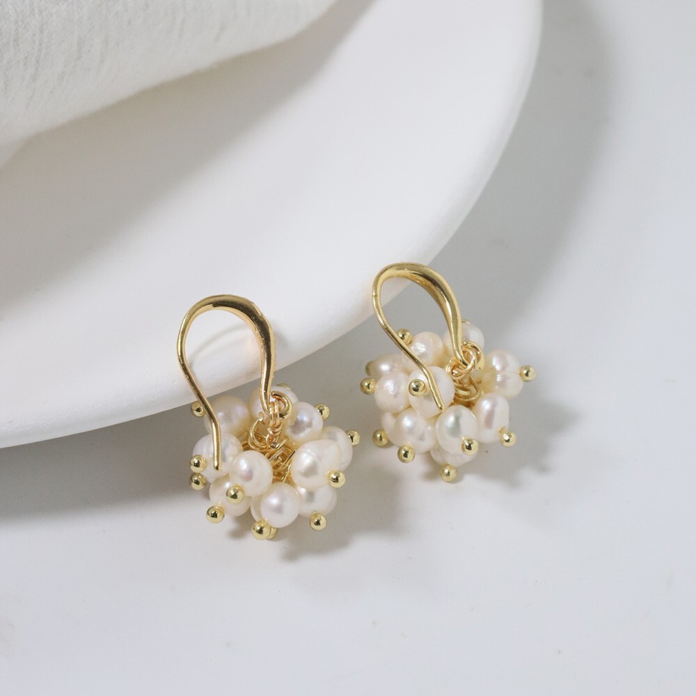 L17 Gold-Plated Earrings Grape Made of White Freshwater Pearls