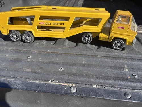 Vintage 60's era , Tonka pressed steel car hauler with black ramp!