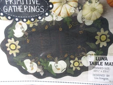 Primitive Gatherings Wool Applique/Embroidery Pattern - Luna Table Mat