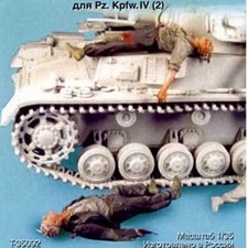 1/35 Resin Figure WW2 German Wounded Tank Soldiers 2 Figures Unpainted