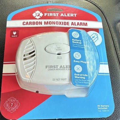 First Alert CO605 Plug-In CO Detector, Battery Backup, White, 1 Battery Included