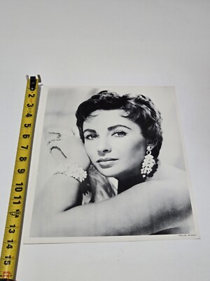 Elizabeth Taylor: The Girl Who Had Everything, Early Shot 11x14 B&W Photo PP270D