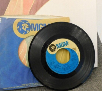 C.W. MCCALL CONVOY / LONG LONESOME ROAD 45 RPM RECORD 055