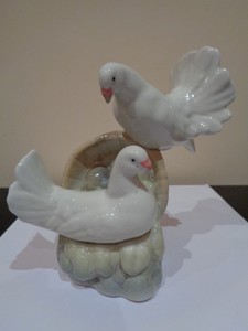 Porcelana Marca Porceval Dos Palomas Blancas Encima De Un Cubo