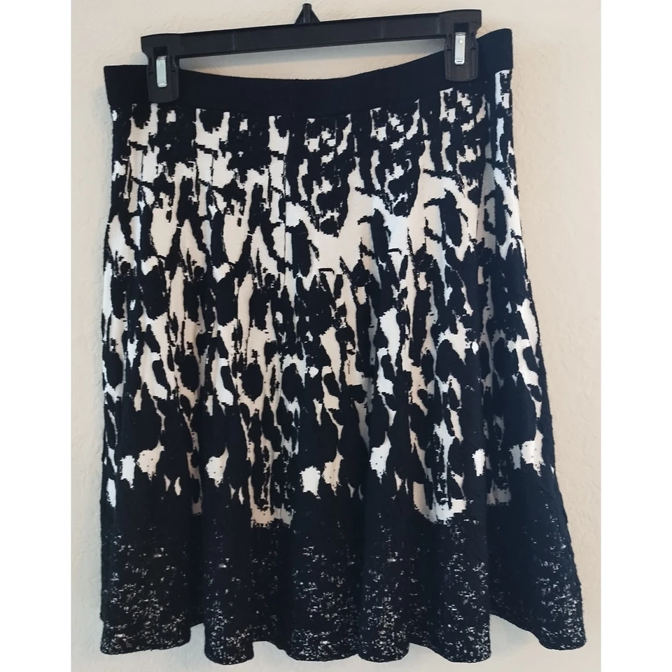 Saia midi Chelsea and Teodoro preta e branca estampa floral tamanho M - Imagem 4 de 4