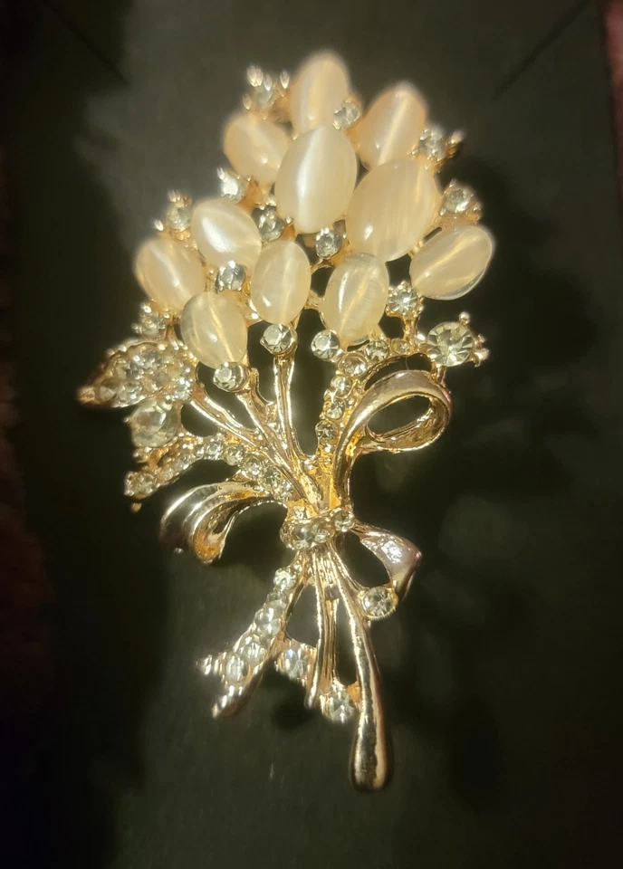 Broche o prendedor de bufanda floral de piedra de ojo de ópalo simulado de inspiración vintage Foto 3 de 4