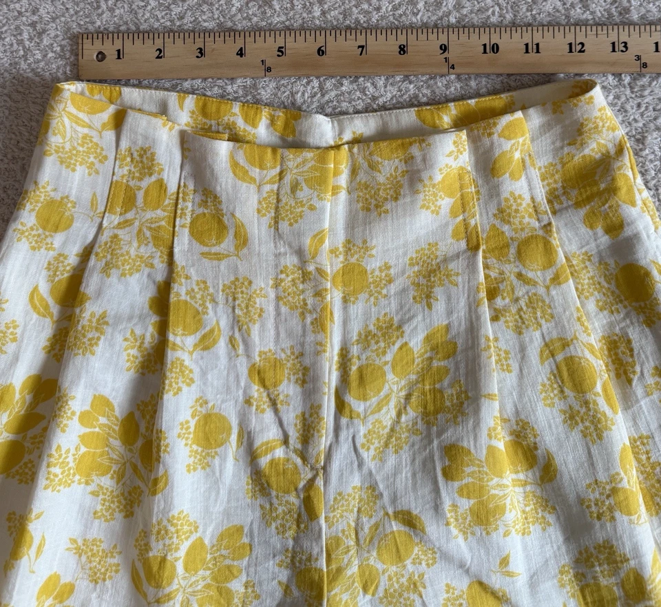Pantalones cortos plisados para mujer Ann Taylor, estampado floral amarillo y blanco. Talla 0 Foto 4 de 4
