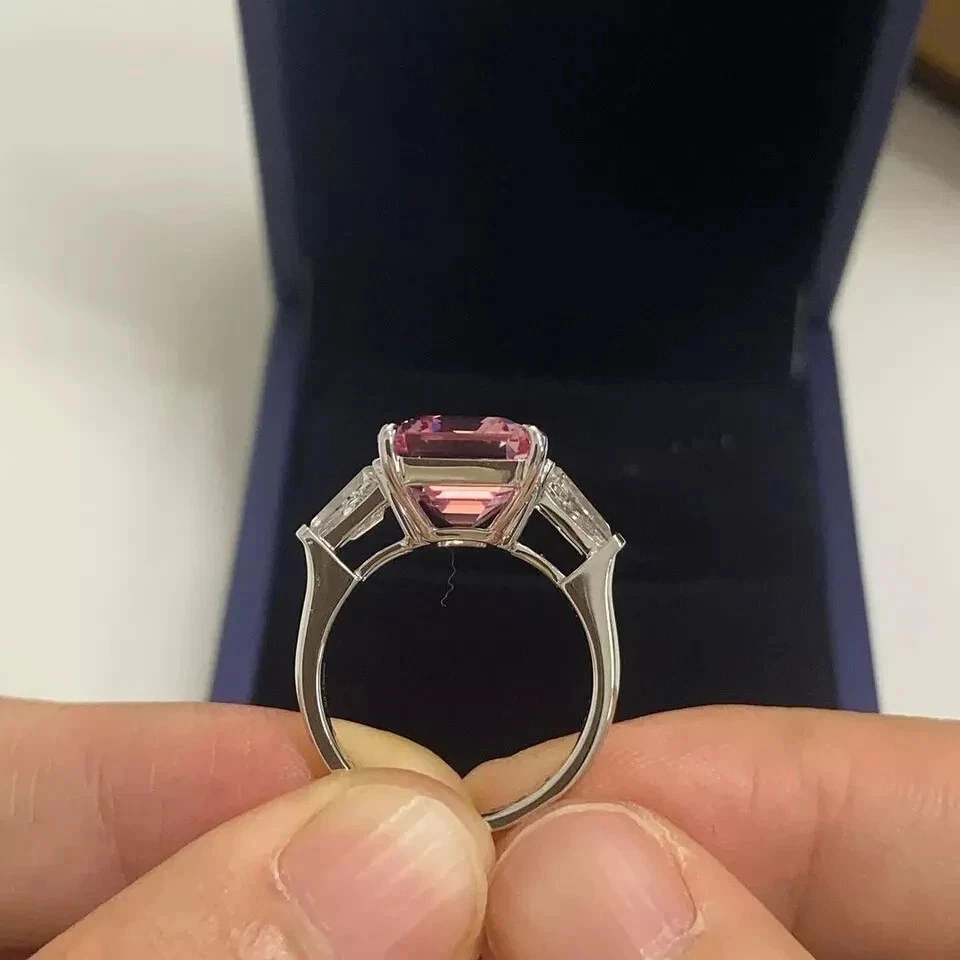 Alianza de oro blanco de 18 quilates con zafiro rosa natural y diamantes talla esmeralda de 10,00 quilates Foto 2 de 4