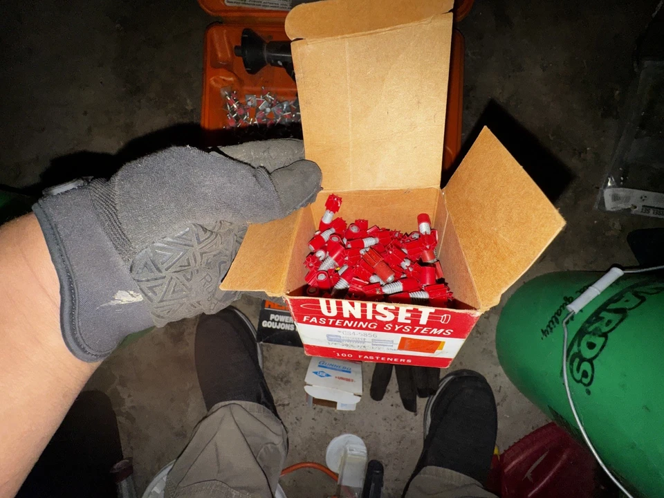 Pistola de clavos Ramset Red Head D60 con estuche clavadora industrial accionada por polvo ITW Foto 4 de 4