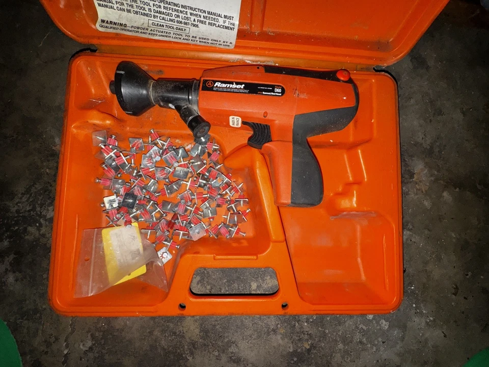 Pistola de clavos Ramset Red Head D60 con estuche clavadora industrial accionada por polvo ITW Foto 2 de 4