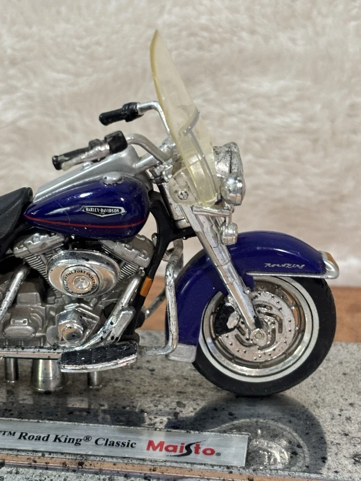 Harley Davidson 2000 Road King 1:18 Scale Diecast Motorcycle by Maisto - Blue - Image 4 of 4