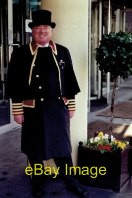 Foto 6x4 Dublin - Burlington Hotel - freundlicher & hilfsbereiter Türsteher um 2001