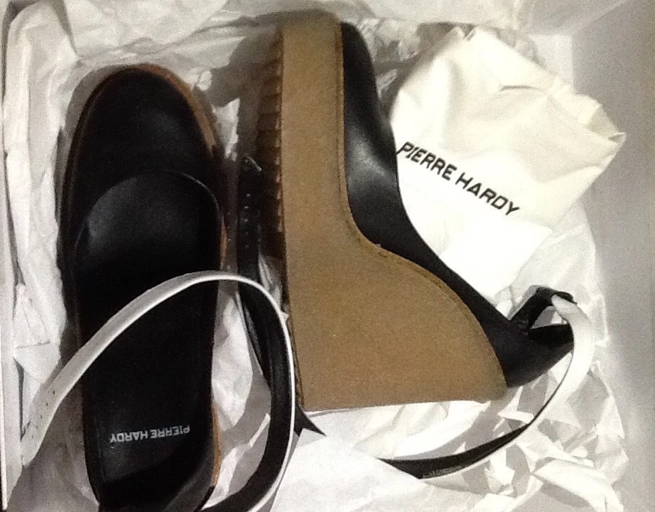 Zapatos de salón Pierre Hardy Mai de cuero con plataforma y cuña, negros, EU 40, $450. Foto 3 de 4