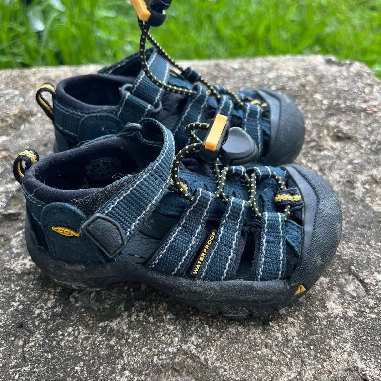 Sandali Keen blu e gialli con punta protettiva bambino ragazzo taglia 8