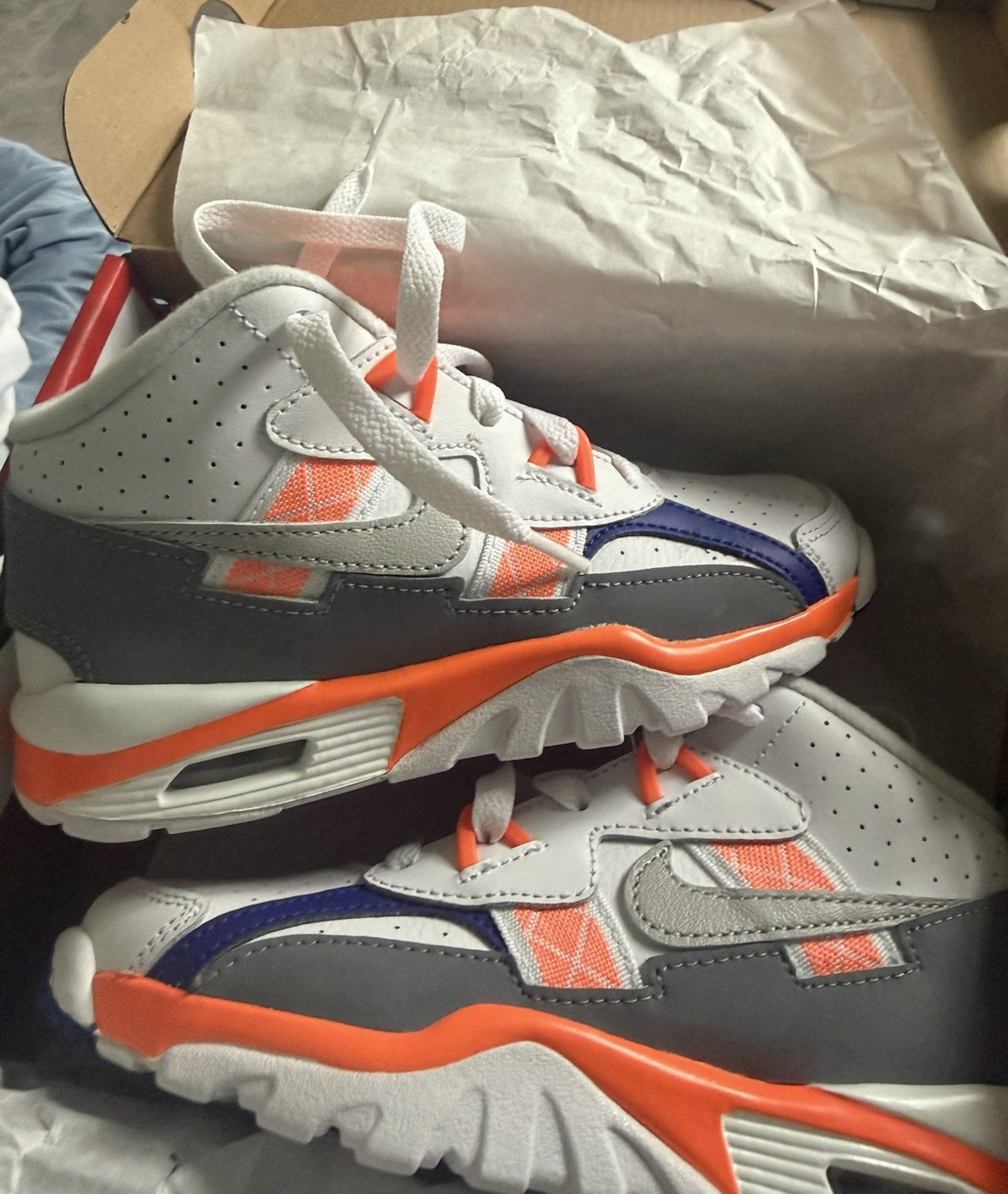 Dv2353-100 White Orange Blue 11c Comfort