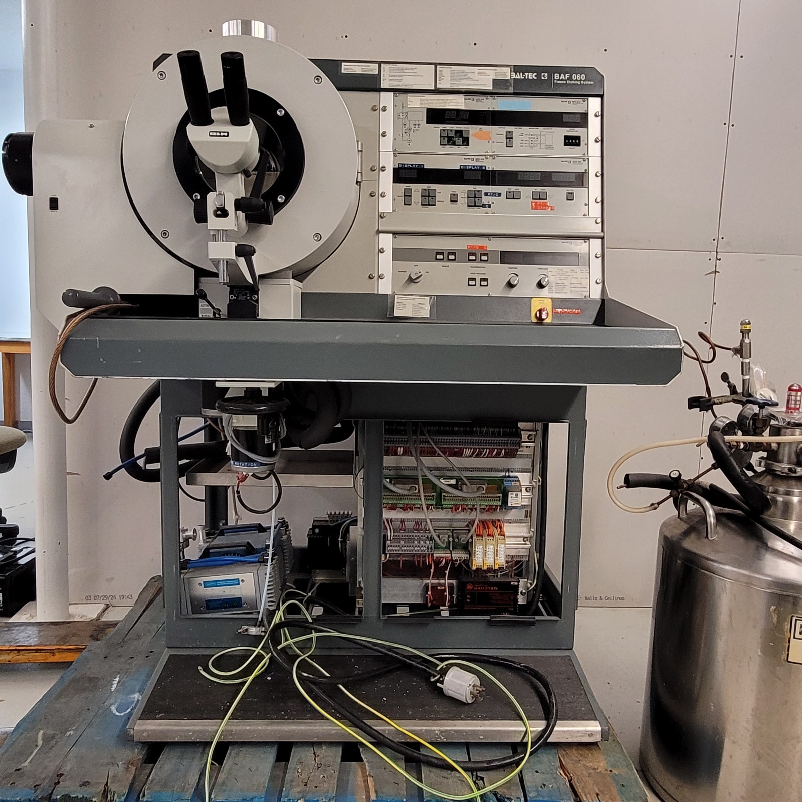 Bal-Tec BAF060 Freeze Fracture Etching Ultra High Vacuum UHV Chamber w/ LN2 Tank